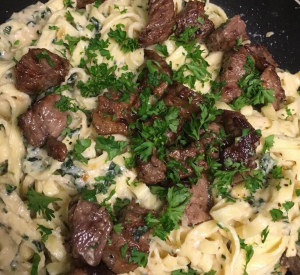 imagem do produto Fettuccine Fatto A Mano Ao Molho de Gorgonzola com Cubos de Contra Filé e Bacon