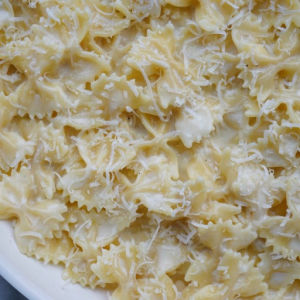 imagem do produto Farfalle Fatto A Mano Ao Quattro Formaggi Com Alho Granulado, Salsa e Grana Padano Ralado 