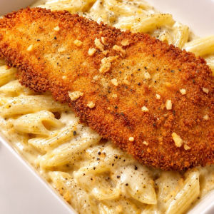 imagem do produto Penne Ao Bechamel Com Alho Granulado e Frango Milanês 
