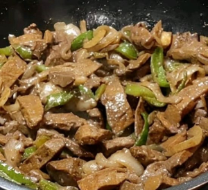 imagem do produto Isca de Fígado Com Cebola e Pimentao