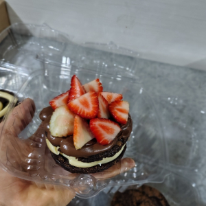 imagem do produto Brownie da Moni ninho c Nutella e morangos