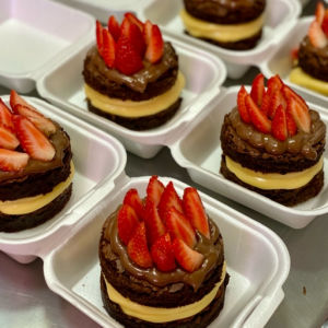 imagem do produto Brownie da Moni ninho c Nutella e morangos
