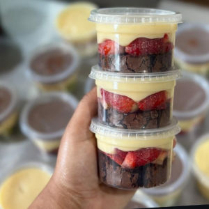 imagem do produto Brownie no pote ninho com morangos