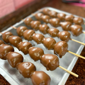 imagem do produto Espeto tradicional de morango com chocolate 