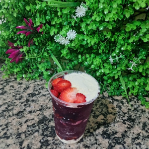imagem do produto 1 copo 300 ml + leite em pó + morango