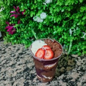 imagem do produto 1 copo de 300 ml + leite em pó + morango + creme de avelã