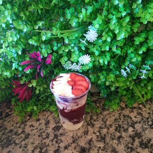 imagem do produto 1 copo de 300 ml + creme de ninho + morango