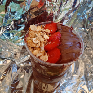 imagem do produto 1 copo de 300 ml + morango + granola + creme de avela