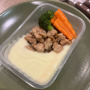 imagem do produto Iscas de frango, purê de batata e legumes - 300g