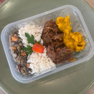 imagem do produto Carne desfiada, arroz, lentilha e purê de moranga - 350g
