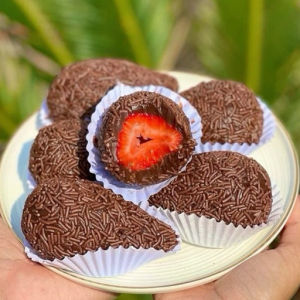 imagem do produto Coxinha de morango chocolate