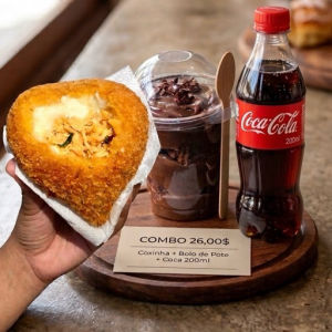 imagem do produto Combo 1 coxinha de frango com catupiry, 1 bolo de pote, 1 coca 200ml