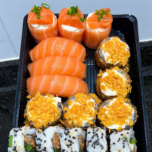 imagem do produto COMBO 20 PEÇAS- 2 NIGUIRIS - 3 JOE - 10 URAMAKI SKIN - 5 HOT CRISPY.