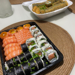 imagem do produto COMBO 45 PEÇAS- 6 SASHIMI • 4 JOE COM GELÉIA E CREAM CHEESE •  5 NIGUIRIS • 10 URAMAKI • 10 PHILADELPHIA + 10 PEÇAS DE HOT.