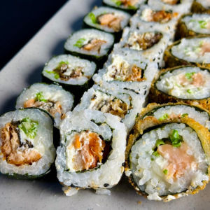 imagem do produto  COMBO 40 PEÇAS A - 10 SKIN CHEESE + 10 URAMAKI SKIN + 20 HOT PHILADELPHIA.