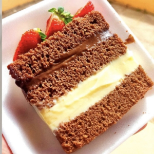 imagem do produto Fatia de bolo ninho com chocolate e morango