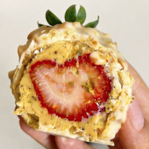 imagem do produto Morango cravejado de maracujá c/ chocolate branco