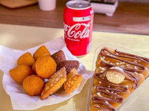 imagem do produto Combo: 12 Mini Salgados Fritos Mistos + 1 Fatia De Bolo + 1 Coca Cola 200ml