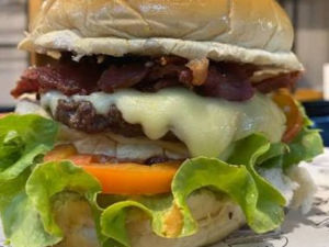 imagem do produto X-Bacon (Pão de hambúrguer, hambúrguer, queijo, bacon, alface, american burguer)