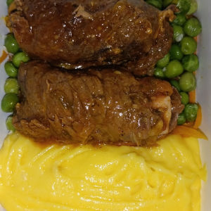 imagem do produto BIFE A ROLÊ, PURÊ DE MANDIOQUINHA E LEGUMES