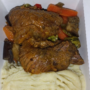 imagem do produto BIFE A ROLÊ, PURÊ DE BATATA DOCE E LEGUMES