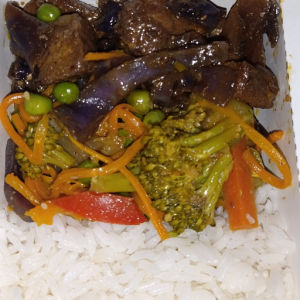 imagem do produto LOMBO SUÍNO COM REPOLHO ROXO, ARROZ BRANCO E LEGUMES