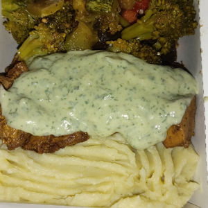 imagem do produto FILÉ DE FRANGO GRELHADO, CREME DE RICOTA COM ESPINAFRE, PURÊ DE BATATA DOCE E LEGUMES
