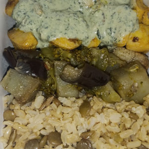 imagem do produto FILÉ DE FRANGO EM CUBOS GRELHADO, CREME DE RICOTA COM ESPINAFRE, ARROZ INTEGRAL E LEGUMES ASSADOS