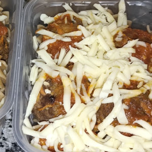 imagem do produto ALMÔNDEGAS FIT COM MACARRÃO INTEGRAL NO MOLHO AO SUGO E MUSSARELA