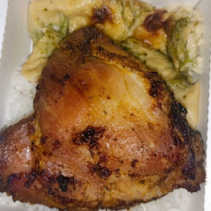 imagem do produto Sobrecoxa assada, brócolis gratinado no molho bachamel e arroz branco