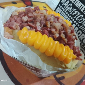 imagem do produto Batata recheada de quatro queijos e calabresa e bacon 