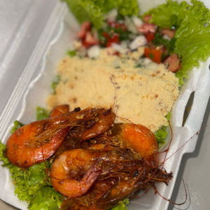imagem do produto Camarão G alho e óleo com Farofa e Salada.