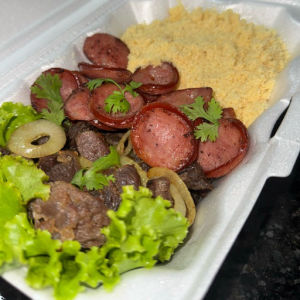 imagem do produto Carne do sol e calabresa com farofa e salada.