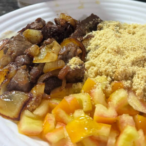 imagem do produto Carne do sol com farofa e salada.