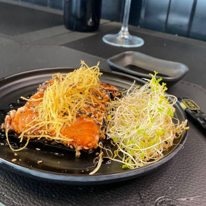imagem do produto Sashimi de Salmão Tataki com Redução de Maracujá (8 Unidades)