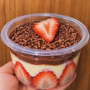 imagem do produto Bombom no copo de MORANGO