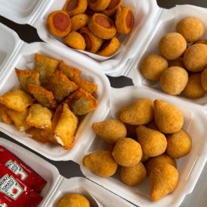 imagem do produto Porção com 10 unidades de salgados sortidos tradicionais.