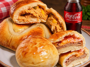 imagem do produto 2 salgados grandes + coca cola 200ml