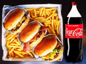 imagem do produto Box Triple Smash Burger Clássico, Super Bacon e Salad + Coca 2 litros + Fritas G