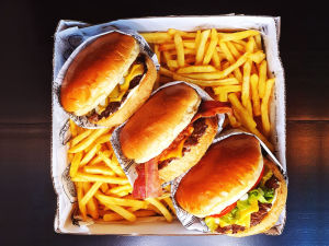 imagem do produto Box Triple Smash Burger Clássico, Super Bacon e Salad + Fritas G