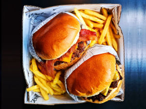 imagem do produto Box Double Smash Burger Clássico e Super Bacon + Fritas