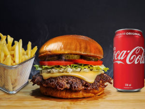 imagem do produto Combo Smash Burger Salad + Coca cola 350 ml + Fritas