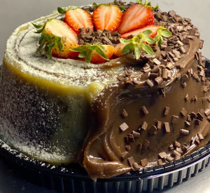 imagem do produto Bolo duo Ninho, chocolate granulado belga com morangos