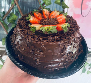 imagem do produto Bolo de brigadeiro de chocolate com morangos + 50 salgados