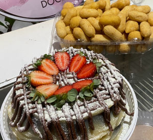 imagem do produto 2 bolos Ninho, morangos e Nutella + 100 salgados + 1 sobremesa na travessa G