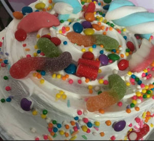 imagem do produto 1 bolo mousse de Ninho com guloseimas 50 salgados  e 1 surpresa. Kinder ovo.