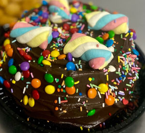 imagem do produto Bolo vulcão com cobertura de brigadeiro de chocolate tradicional com guloseimas.